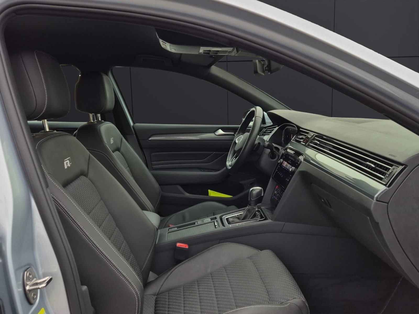 Fahrzeugabbildung Volkswagen Passat Variant TSI R-Line DSG Matrix Navi AID AC