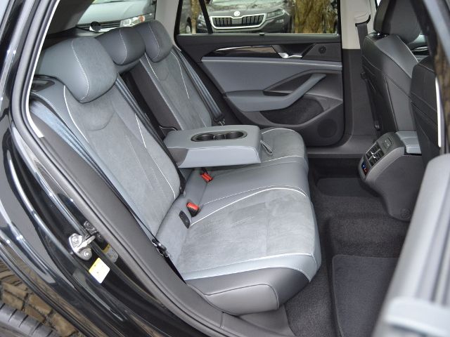 Passat Variant 1.5 eTSI DSG Business AHK/LED/18-