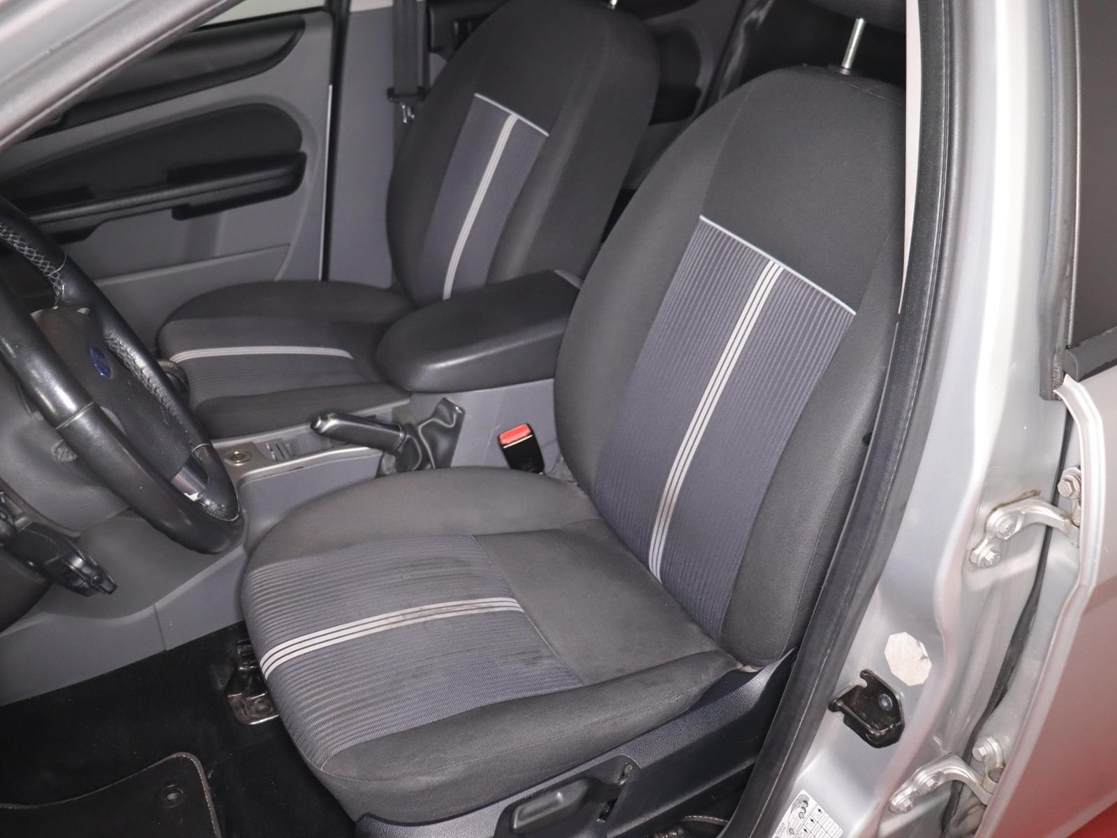 Ford Focus 2010 — photo 8