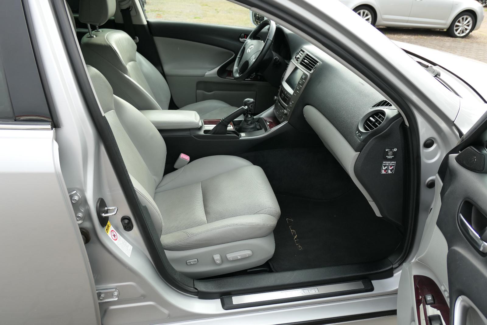 Lexus IS 250 V6 208ch - Attelage - Navi - Sièges ventilés - Xénon - Pneus toutes saisons