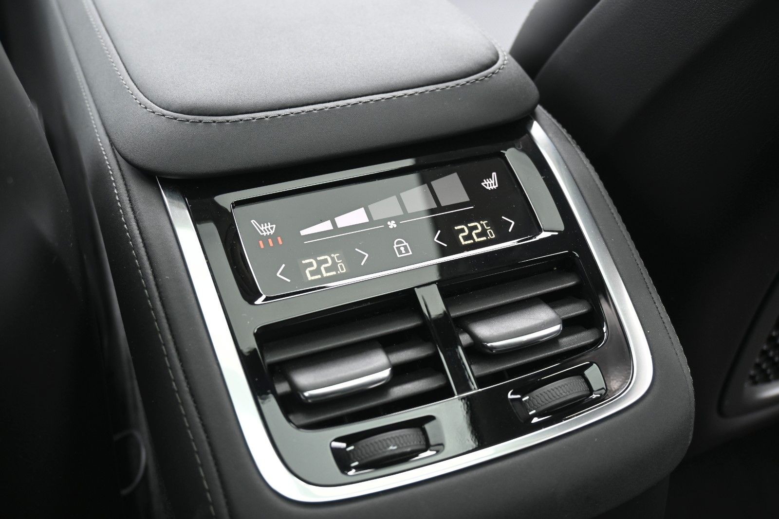 Fahrzeugabbildung Volvo XC90 T8 AWD Ultra Dark*STDHZG*360°*LUFT*B&W*ACC