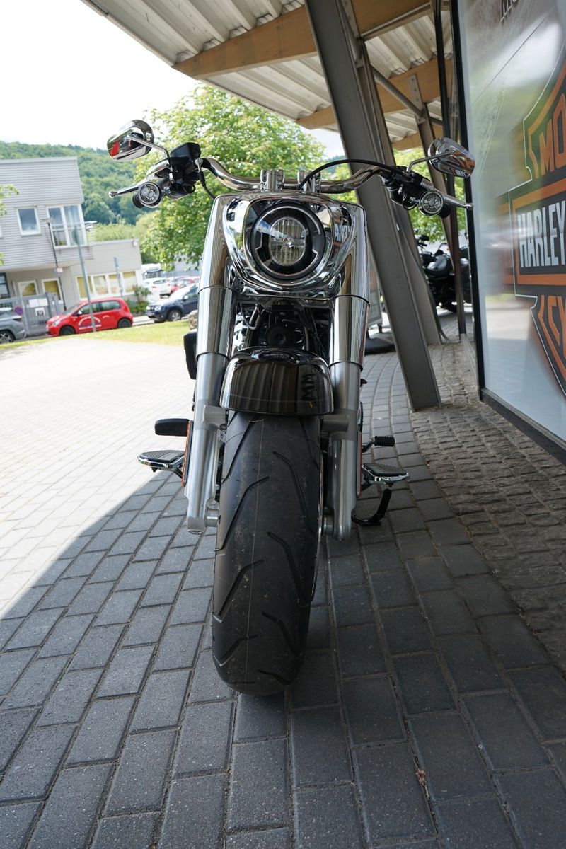Fahrzeugabbildung Harley-Davidson Fat Boy 117 2025 Vivid Black Sofort Verfügbar