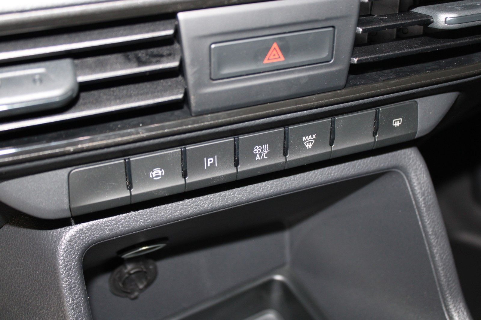 Fahrzeugabbildung Ford Transit Connect TREND L2 Lang AHK IACC NAVI uvm.