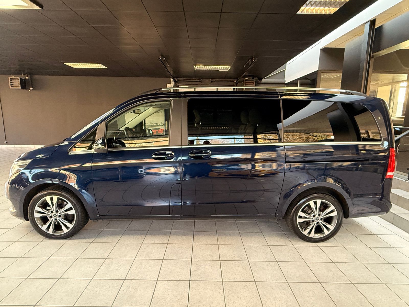 Fahrzeugabbildung Mercedes-Benz V 250/AVANTGARDE/LANG/4MATIC/LEDER/LED/NAVI/6SIT