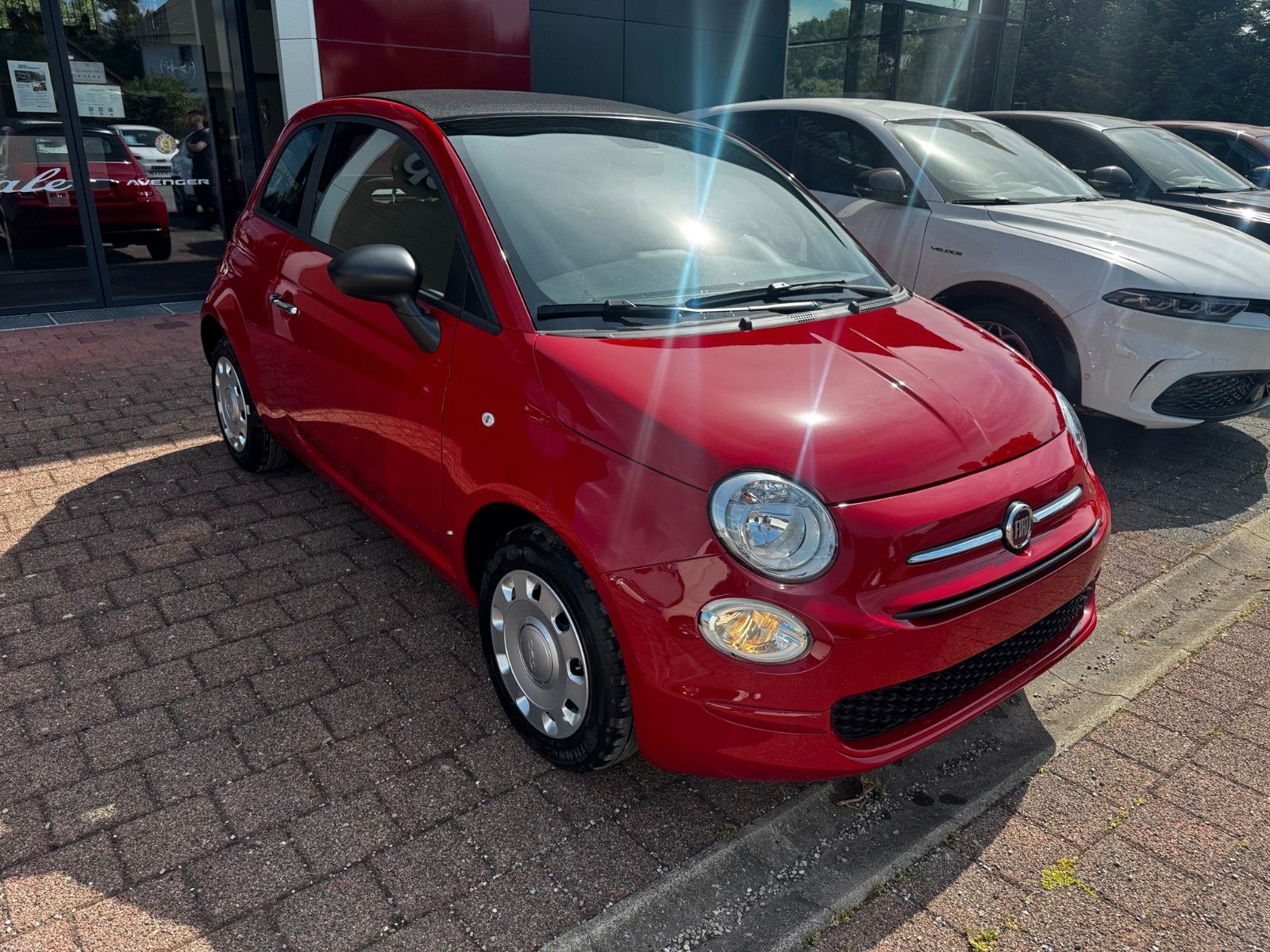 Fahrzeugabbildung Fiat 500C Carplay Tempomat Klima Tageszulassung Rot