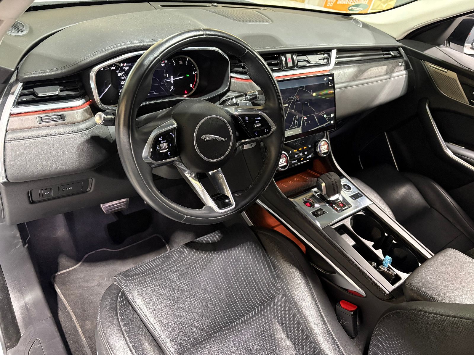 Fahrzeugabbildung Jaguar F-PACE SE AWD/D300/MEMORY/MASSAGE/APPLE/NAVI/KAM