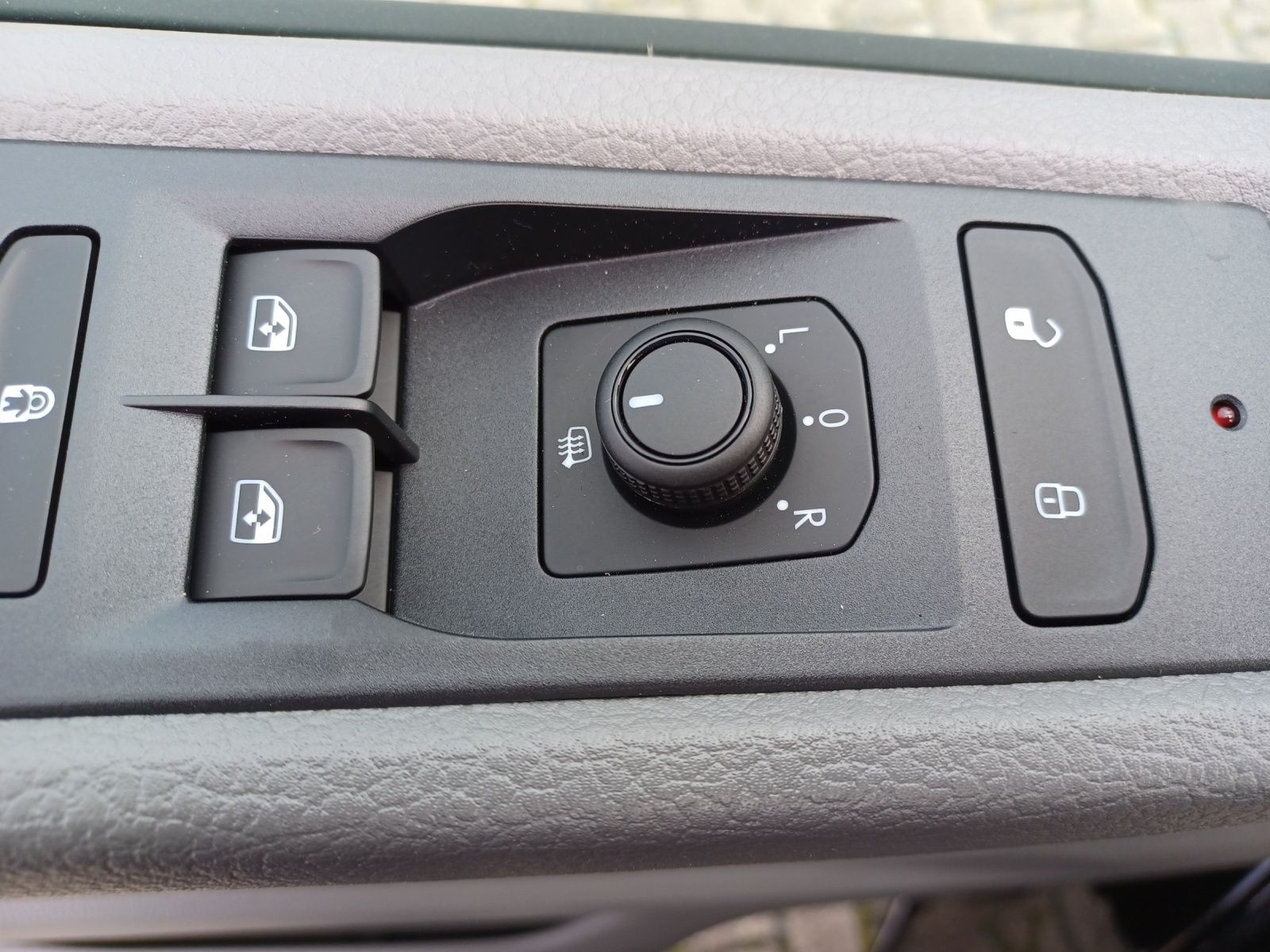 Fahrzeugabbildung Volkswagen T6 Kombi T6.1 TDI 8 Sitze LR NAVI LED KLIMA