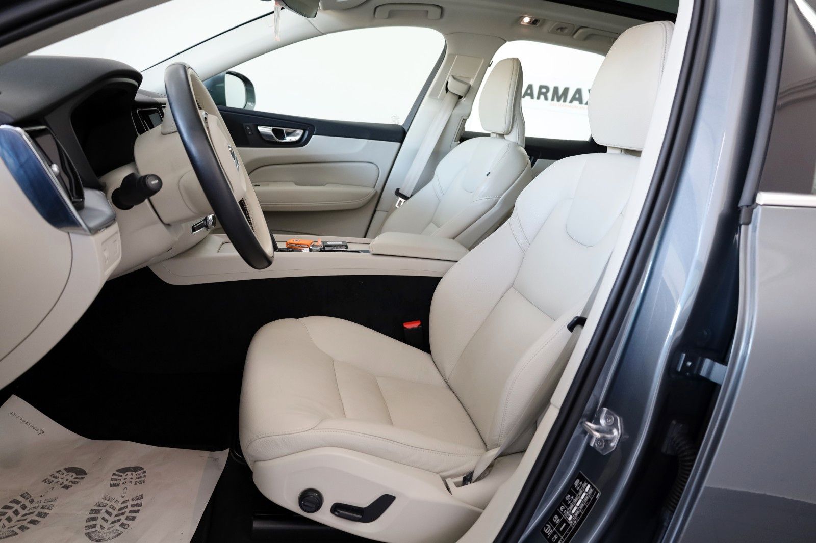 Fahrzeugabbildung Volvo XC60 Momentum Pro Leder,Navi,LED,Panorama,SH,PDC
