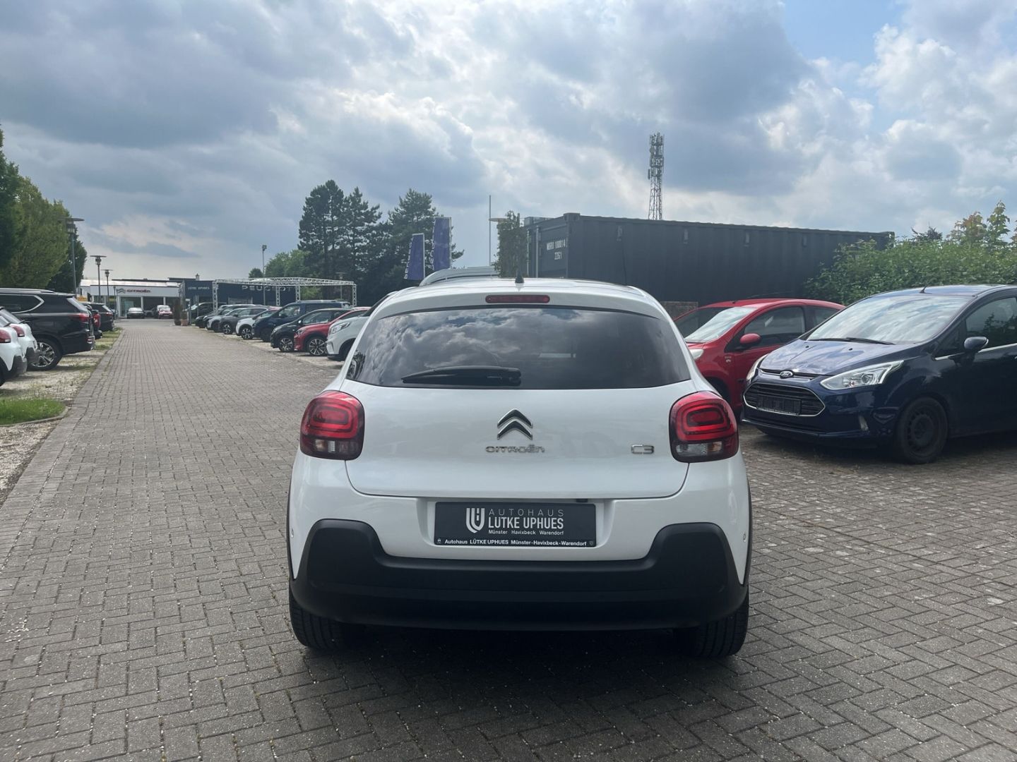 Fahrzeugabbildung Citroën C3 1.2 PureTech 110 Shine Panorama Navi DAB SHZ