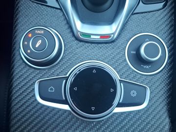 Alfa Romeo Giulia Quadrifoglio 2.9 V6 Bi-Turbo Kam.+KeyLess