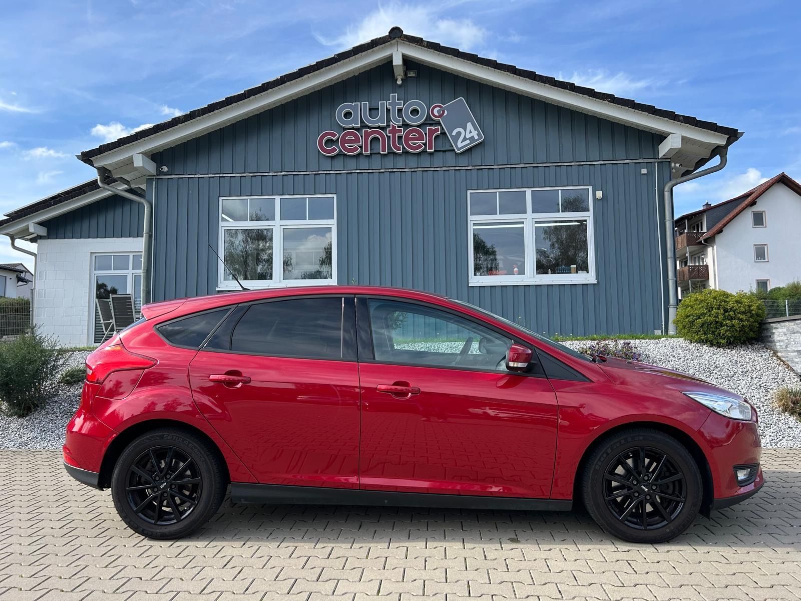 Fahrzeugabbildung Ford Focus Lim. 1.5i Business°150 PS°Winterpaket°Navi