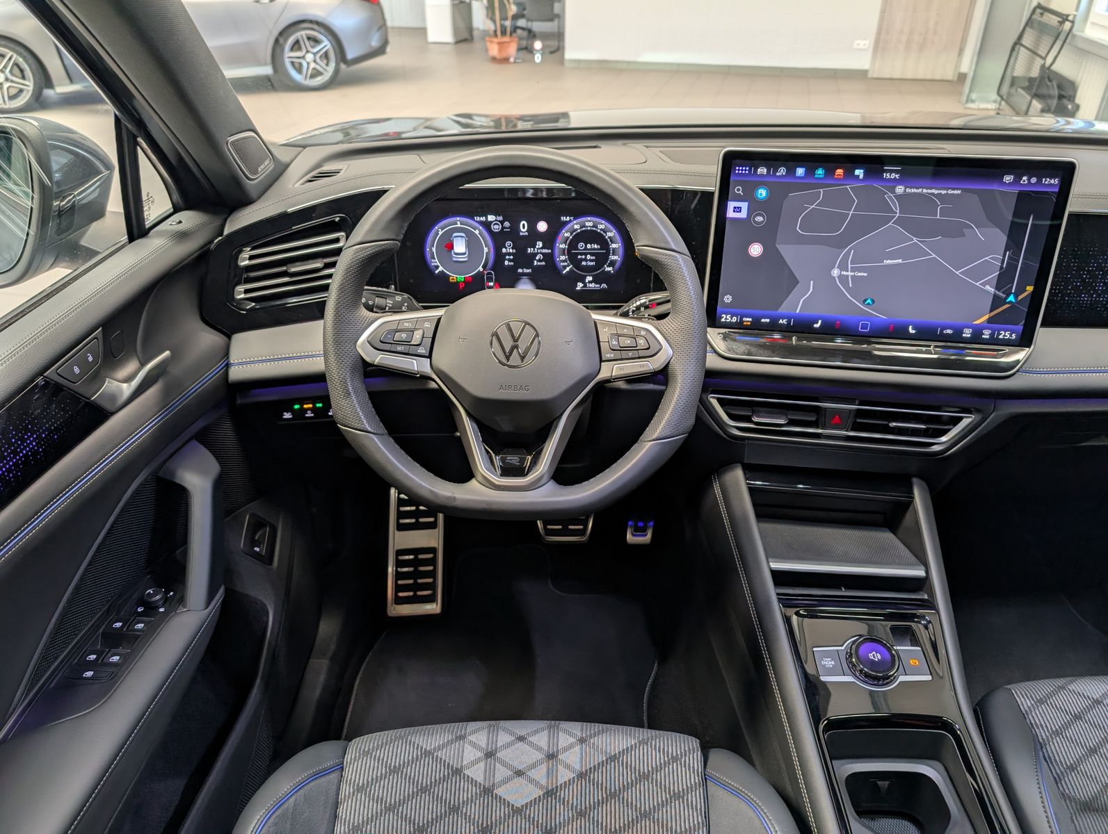 Fahrzeugabbildung Volkswagen Tiguan 2.0TDI R-Line 4M Pano H/K AHK Matrix 20"