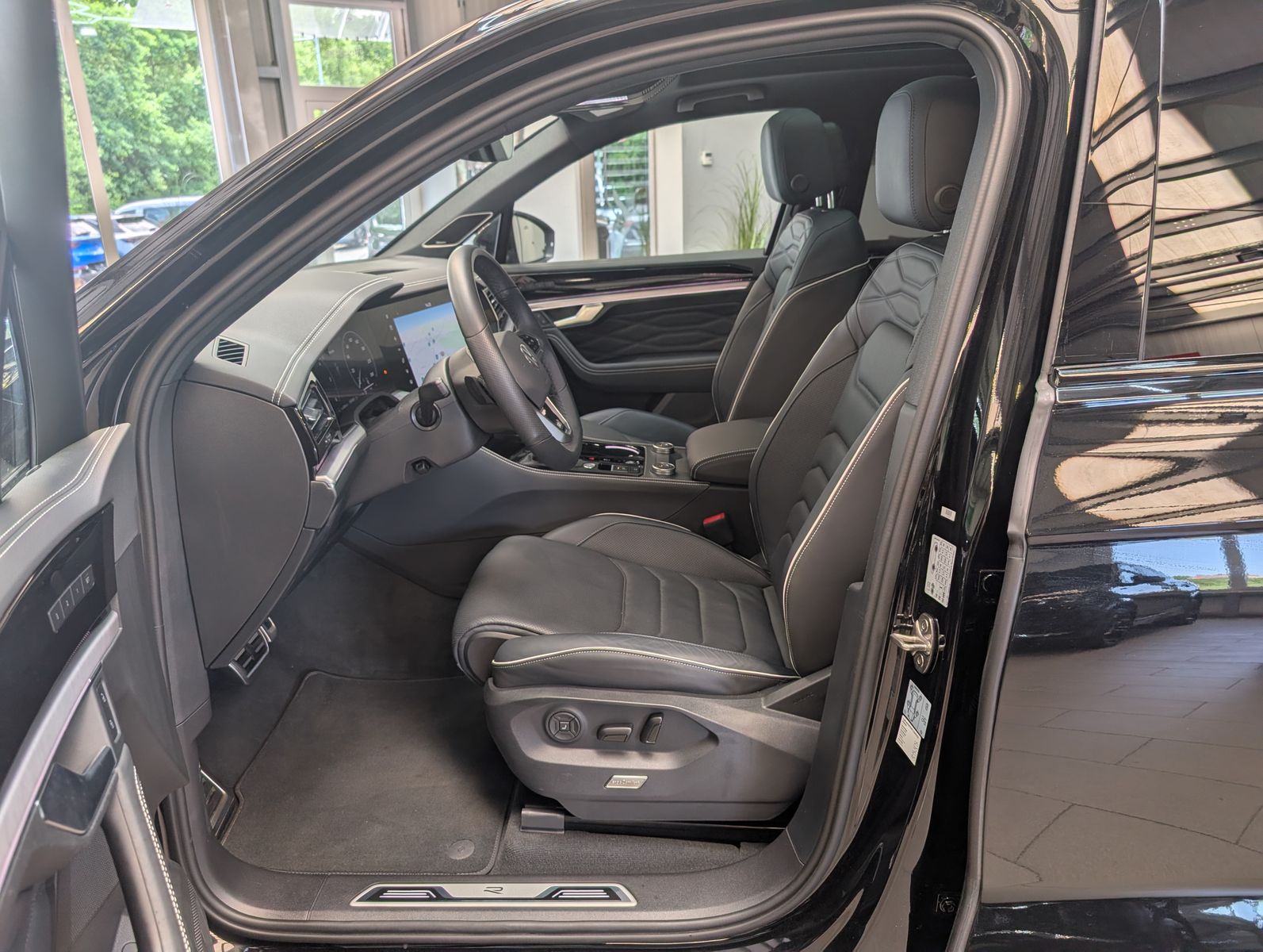 Fahrzeugabbildung Volkswagen Touareg 3.0TDI 4M R-Line VOLL Black 22" UPE 114T