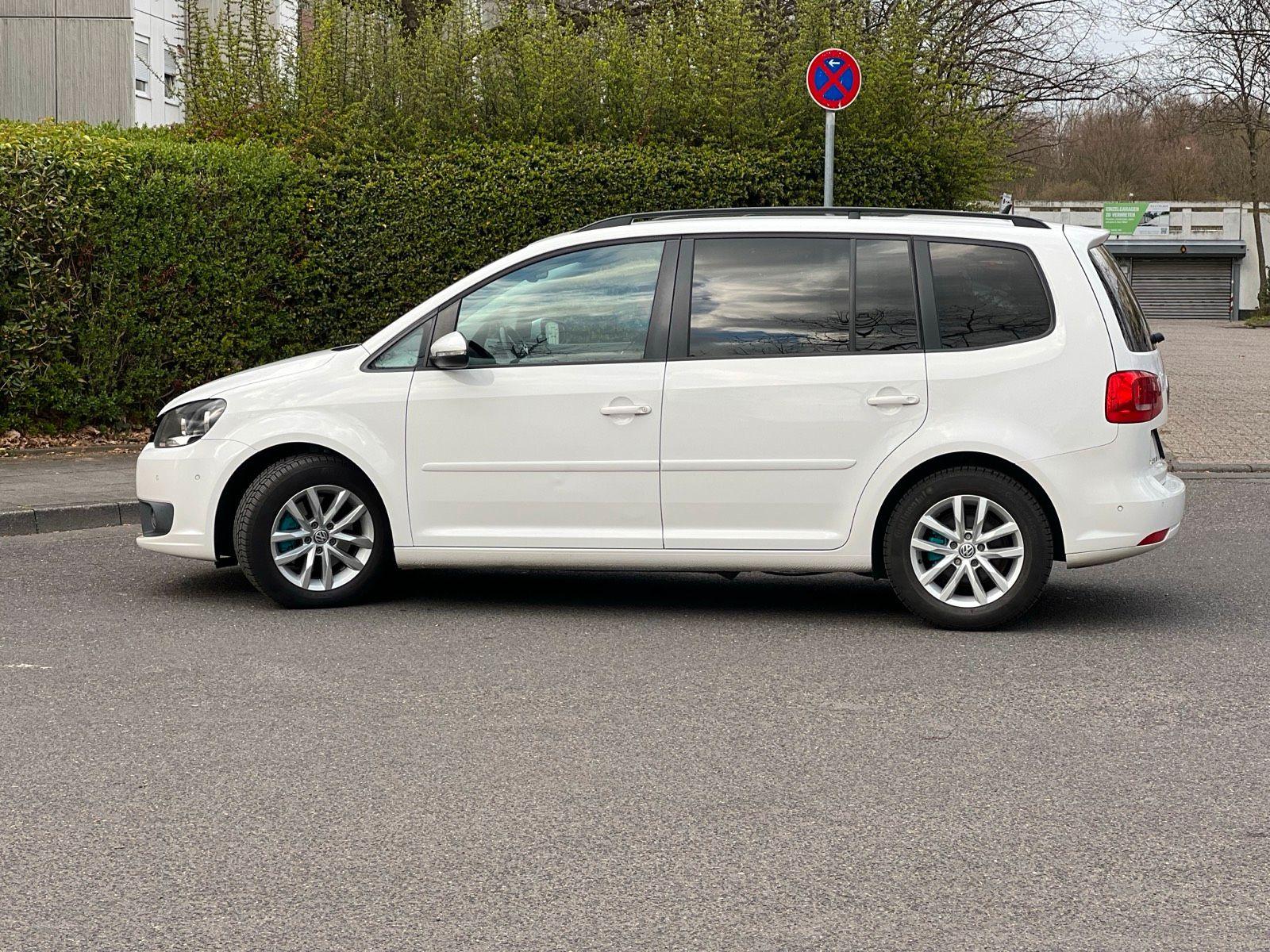 Volkswagen Touran 2011 — rear view