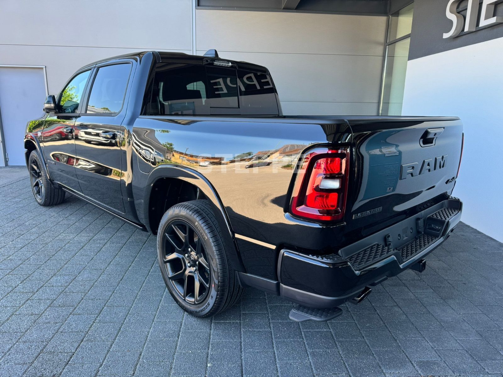 Dodge 2026 RAM 1500 5,7LV8 Night Safety Tech. AHK 22"