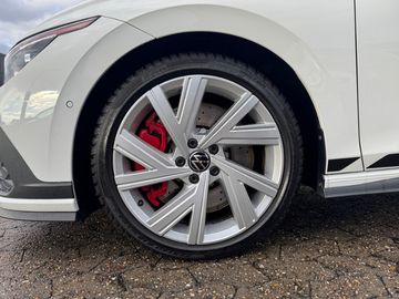 Volkswagen Golf GTI Clubsport 2,0l TSI 300PS 7-Gang-DSG