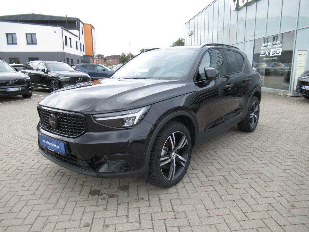Volvo XC40 B3 Benzin Plus Black Edition Automatik imagem 2