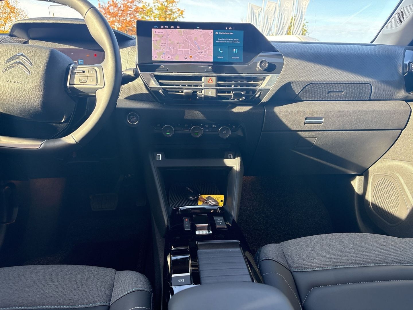 Fahrzeugabbildung Citroën C4 X PureTech 130 S&S EAT8 Shine HUD Navi Digita