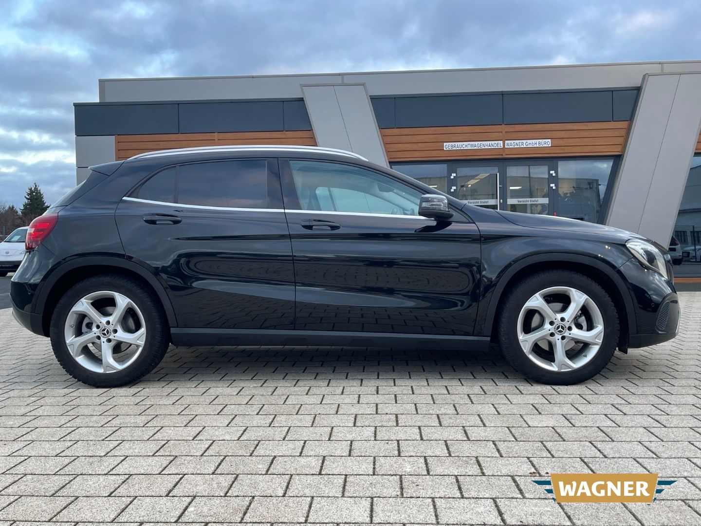 Fahrzeugabbildung Mercedes-Benz GLA 180 Sport Utility Sitzheizung Navi