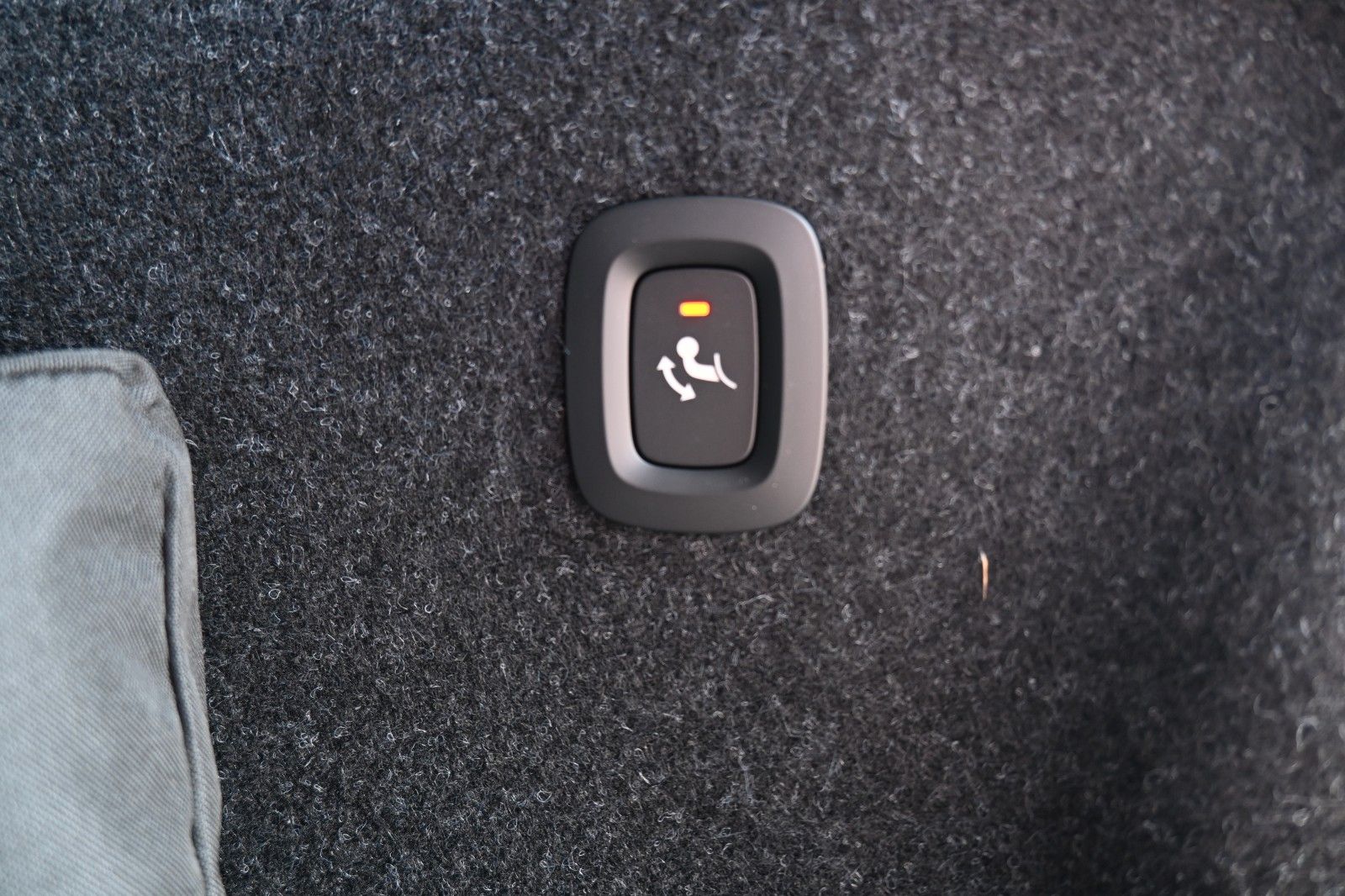 Fahrzeugabbildung Volvo XC40 B3 DKG Plus Dark*FSHZG*360°*AHK*AllSeason