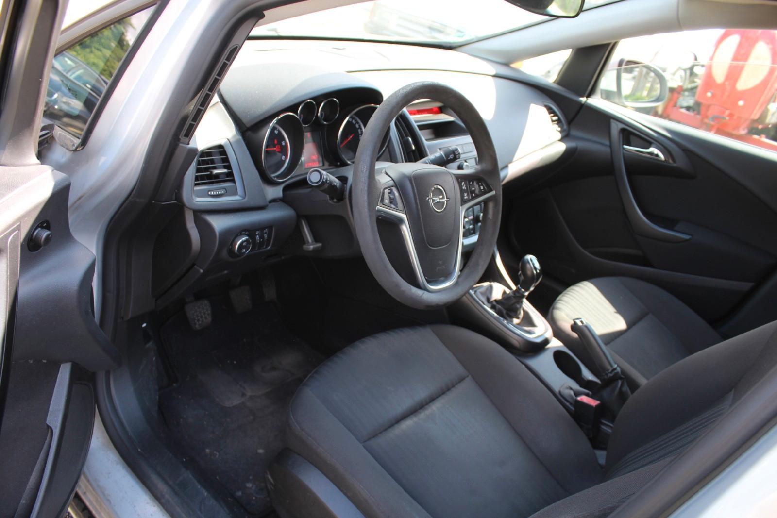 Opel Astra 2011 — photo 9