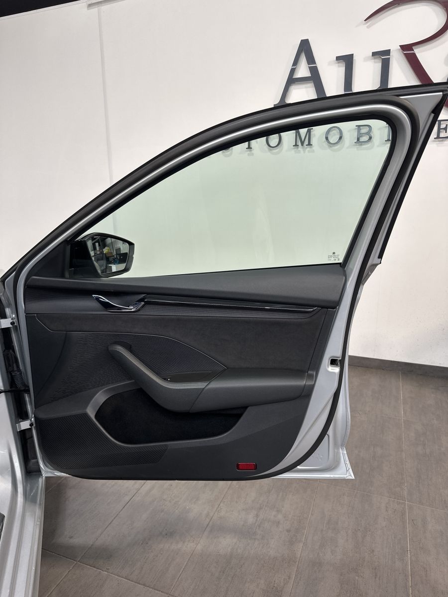 Fahrzeugabbildung SKODA Octavia Combi 4x4 RS NAV+LED+PANO+ACC+AHK+19ZOLL