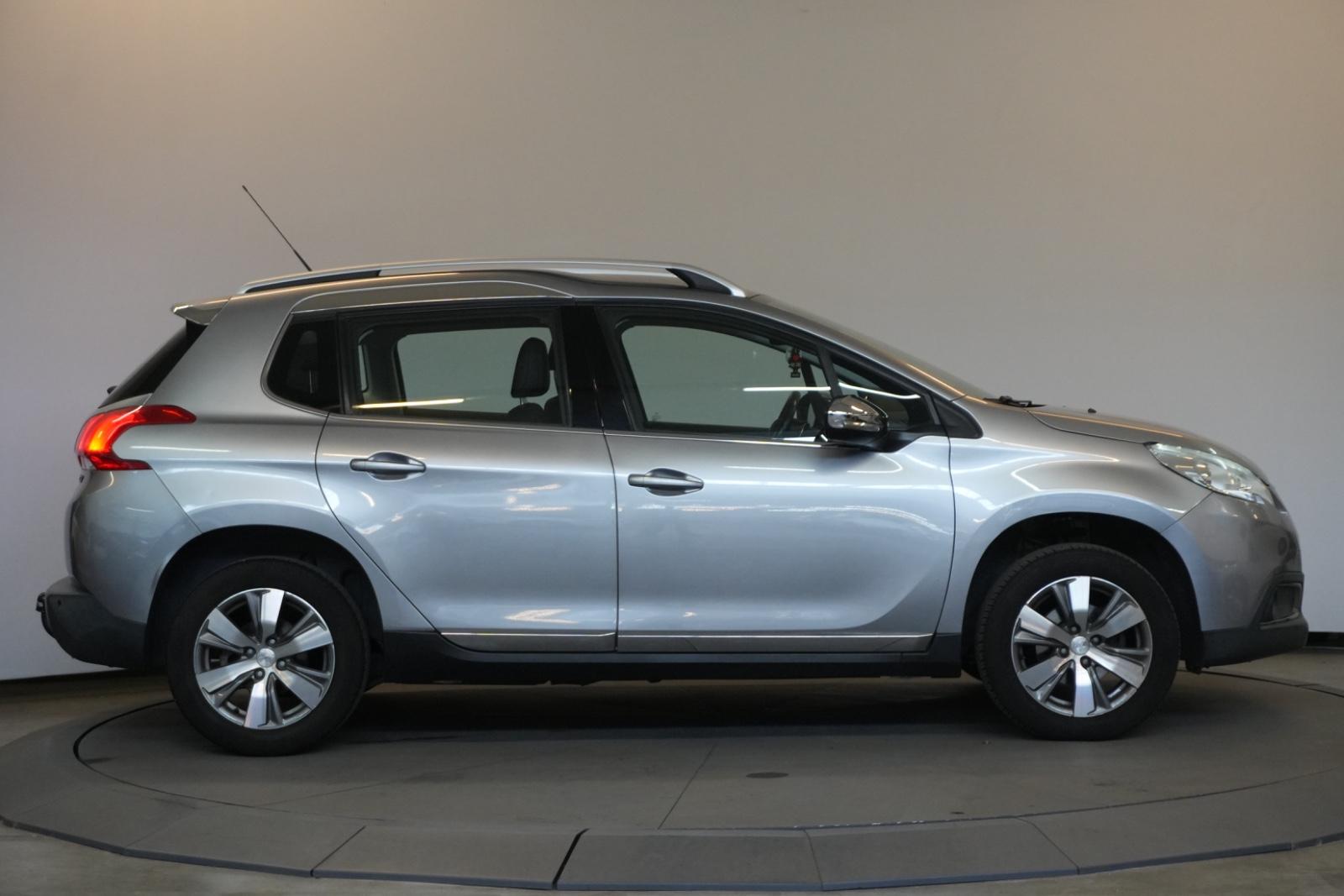 Peugeot 2008 1.2 VTi Allure Automatik PDC AHK