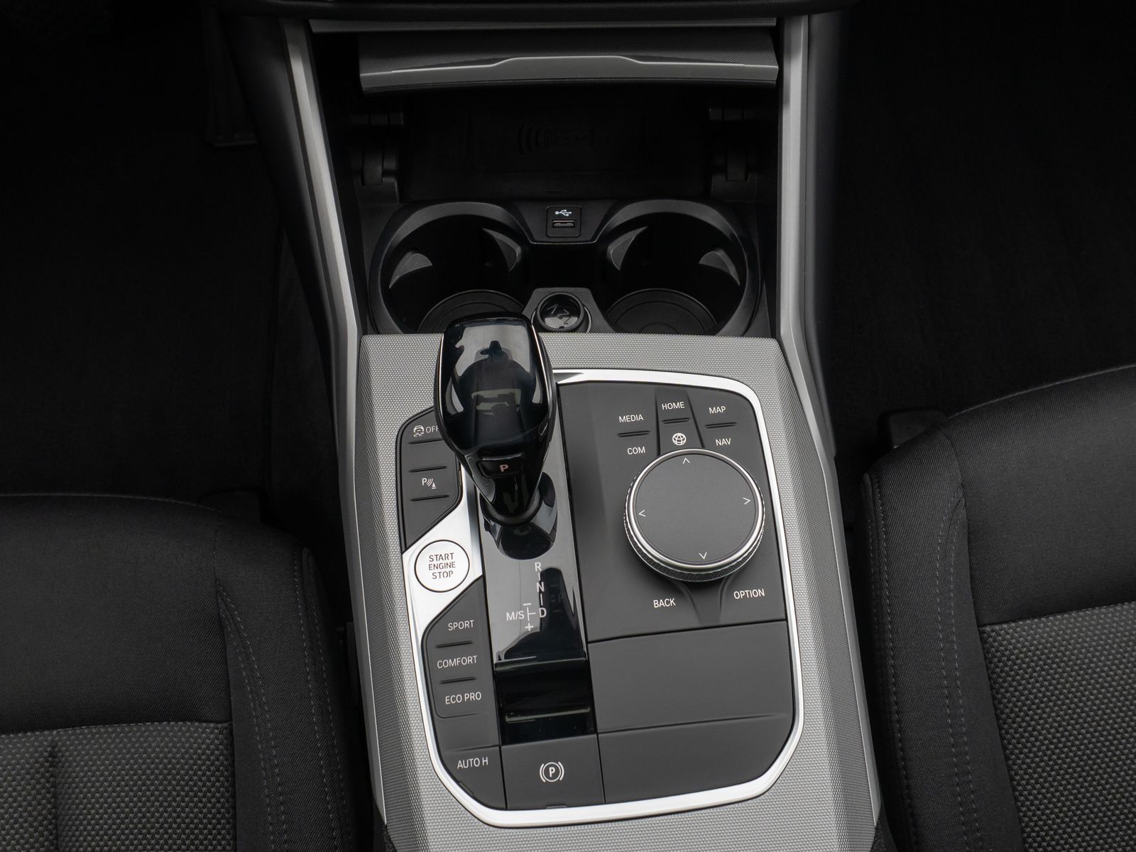 Fahrzeugabbildung BMW 320d  xD Panorama Kamera HUD DAB H/K Lenkradhzg