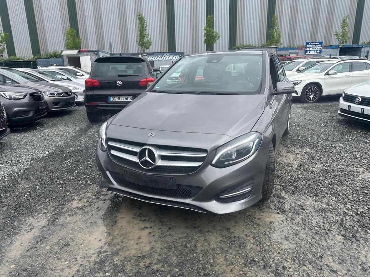 Mercedes-Benz B 180