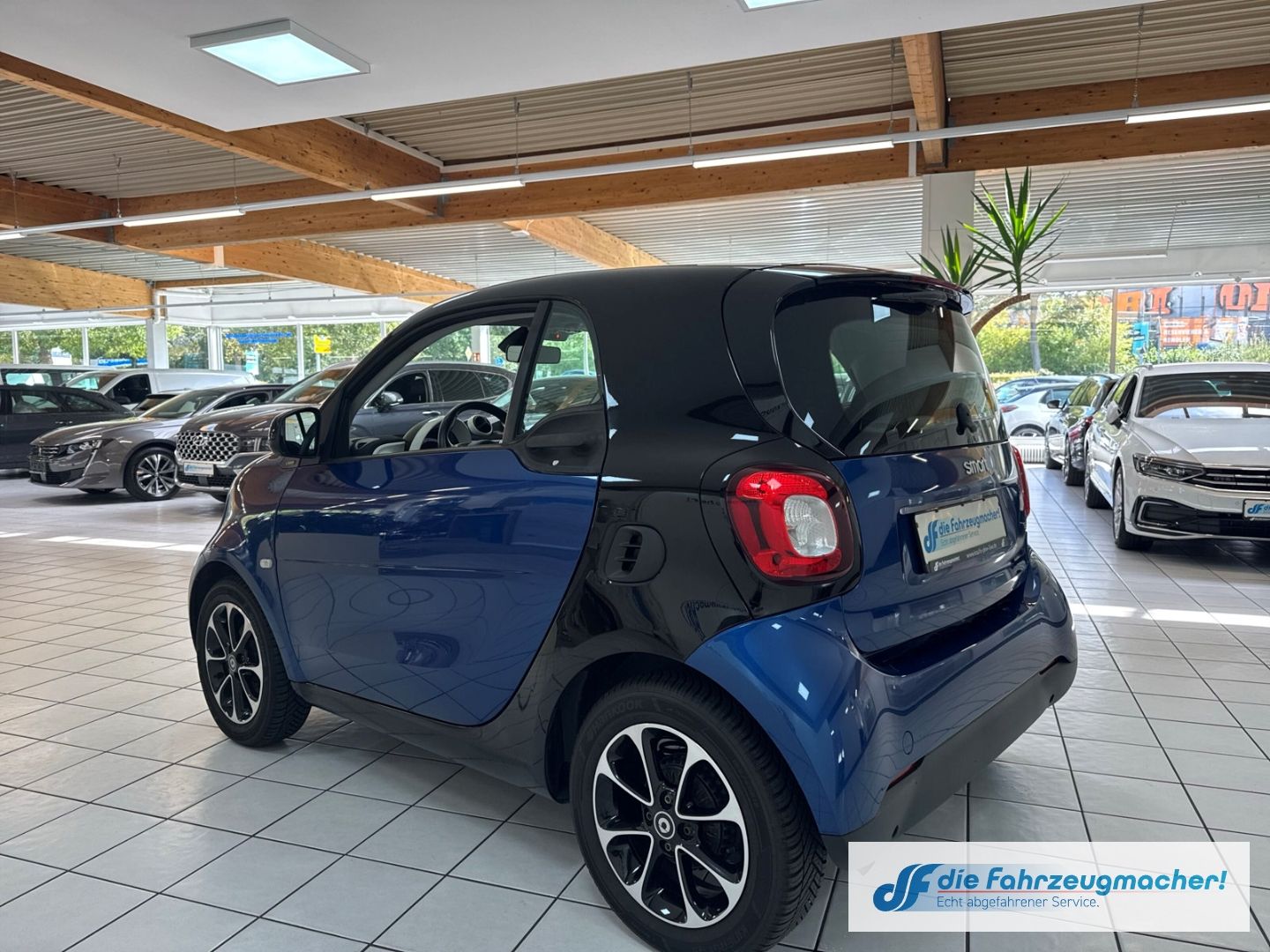 Fahrzeugabbildung Smart fortwo coupe Basis Panorama Klimaautom SHZ Temp
