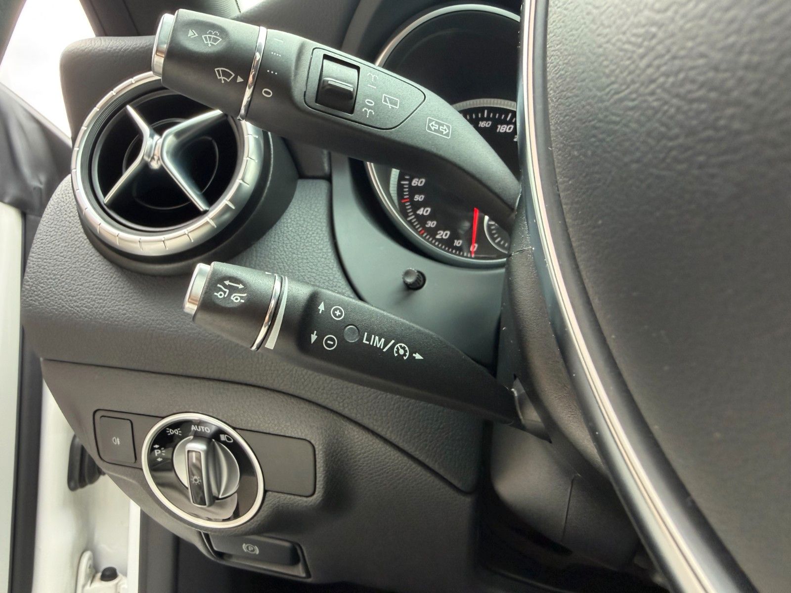Fahrzeugabbildung Mercedes-Benz CLA 200 SB AMG+Pano+Distr+AHK+RKamera+TotW+
