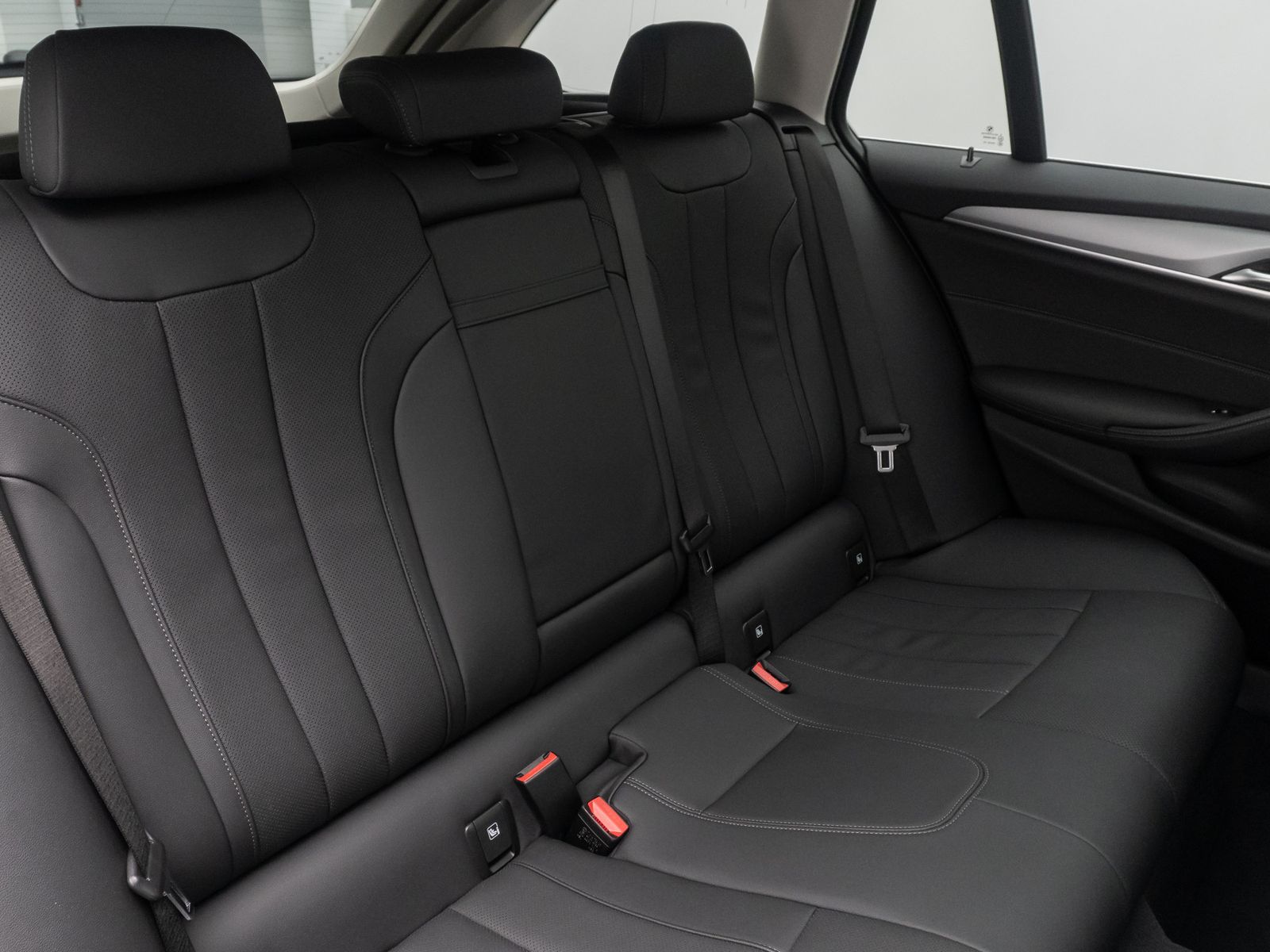 Fahrzeugabbildung BMW 520d ACC Alarm AHK Memory HUD DAB H/K Panorama