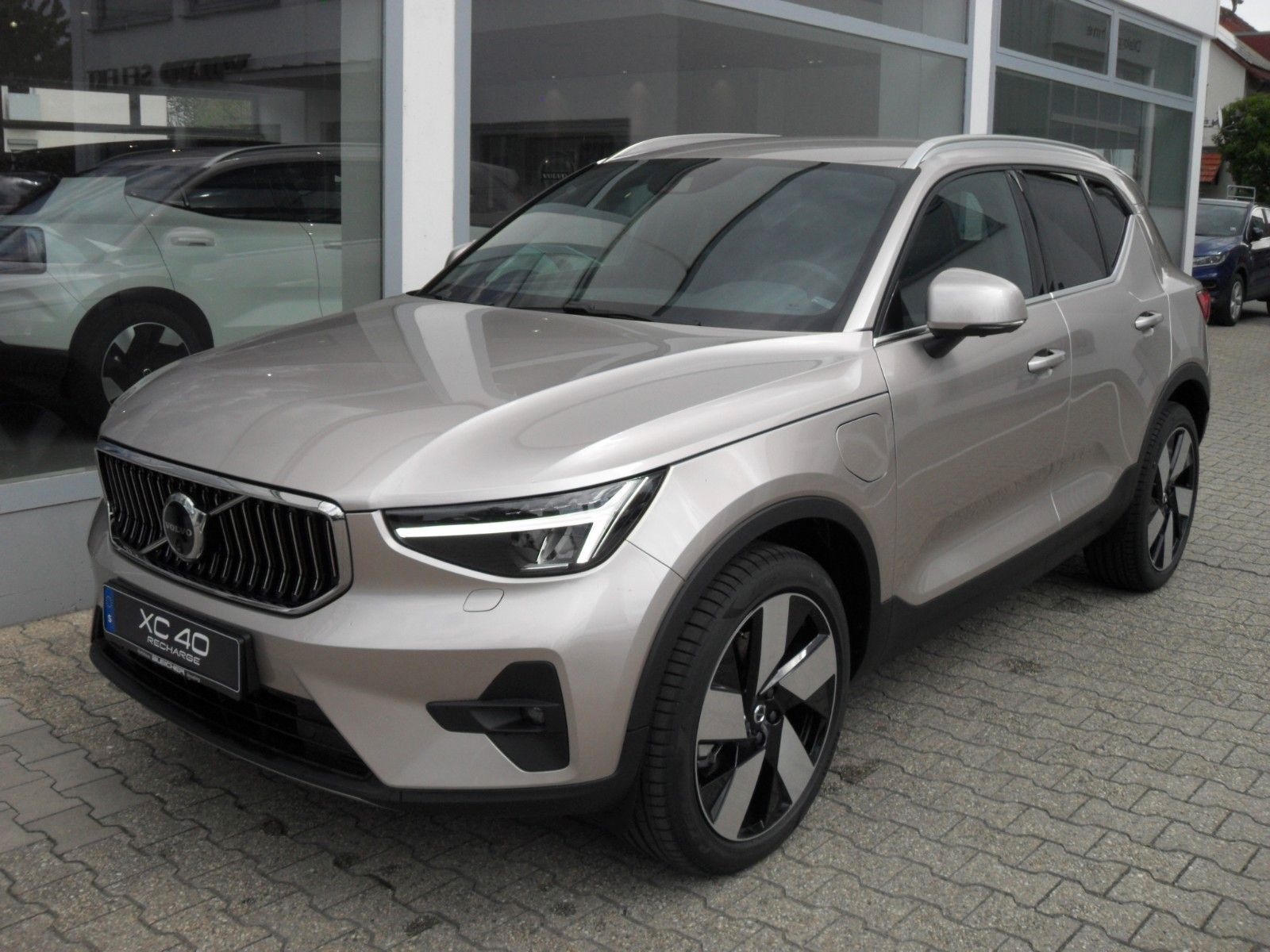 Fahrzeugabbildung Volvo XC40 T5 Plus Bright Plug-In Hybrid  | 360°