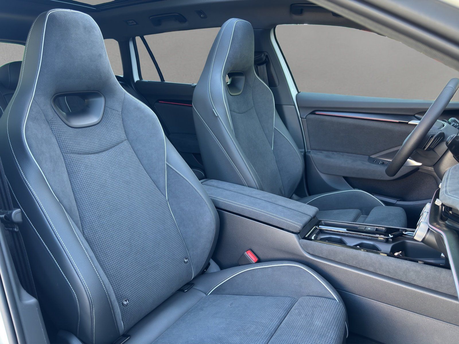 Fahrzeugabbildung SKODA Superb Combi Sportline 2.0 TSI ACC+PANO+AHK+360°