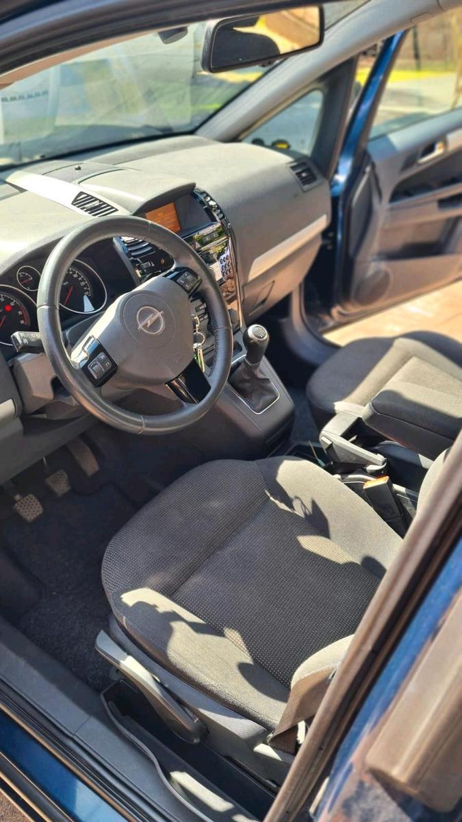 Opel Zafira 2012 — photo 11