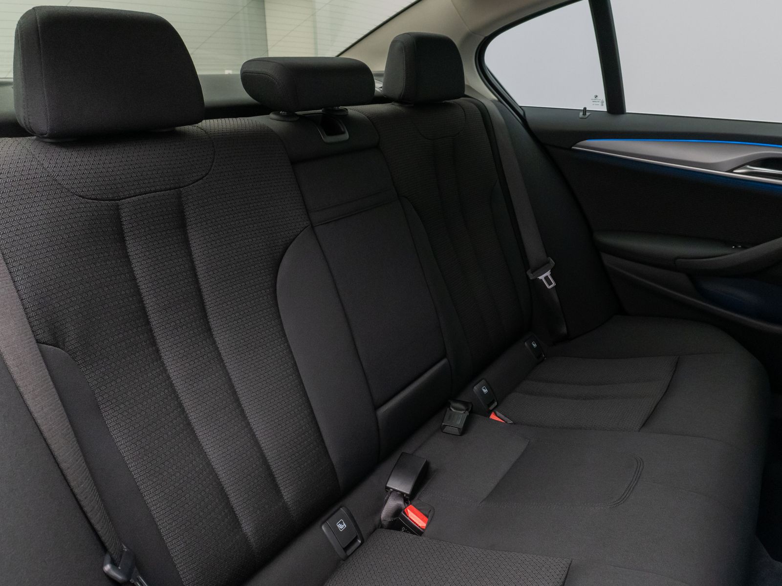 Fahrzeugabbildung BMW 530e HUD DAB HiFi CockPitPro PDC Komfort Alarm