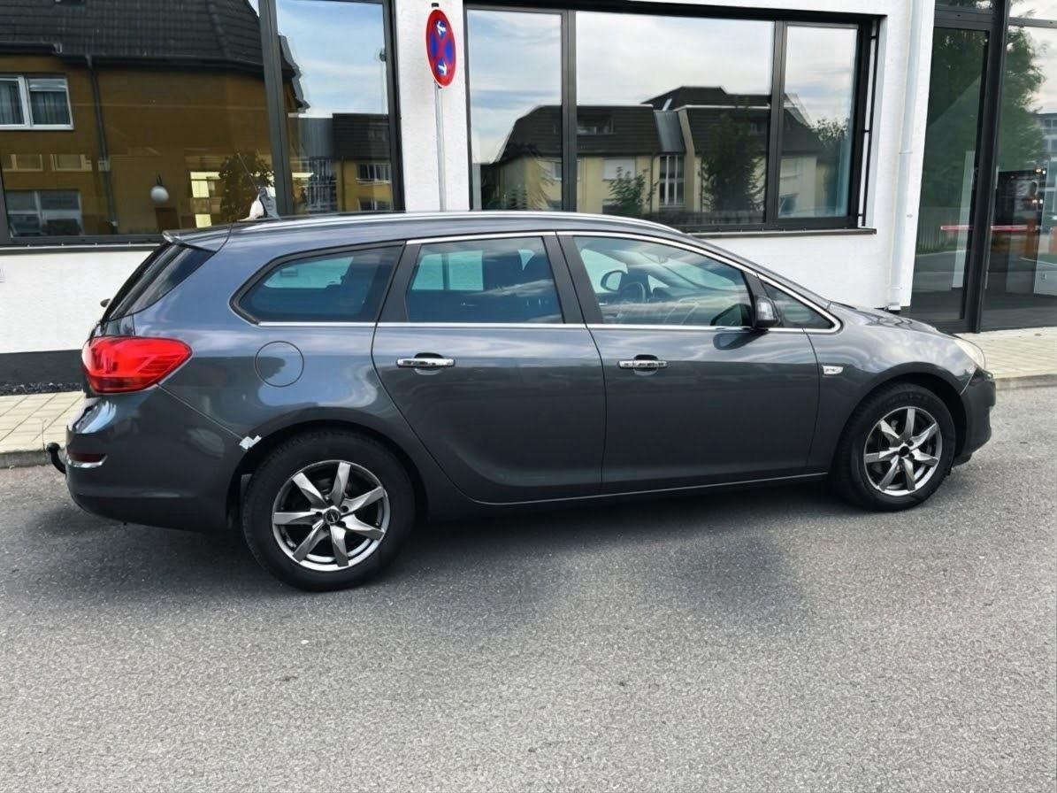 Opel Astra 2011 — photo 10