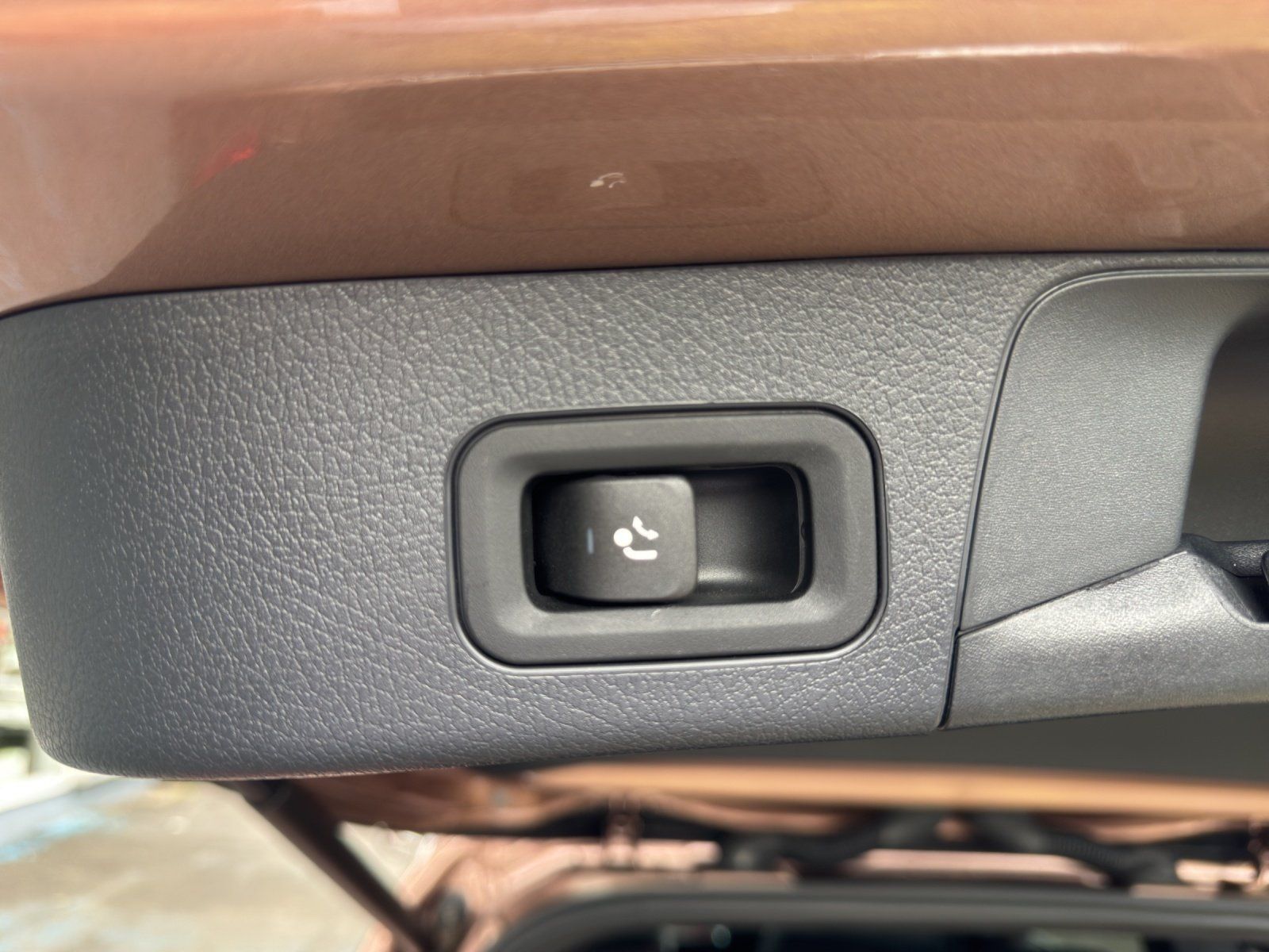 Fahrzeugabbildung Mercedes-Benz GLB250 4M AMG Prem DISTRO Pano AHK 7-Sitze KeyGo