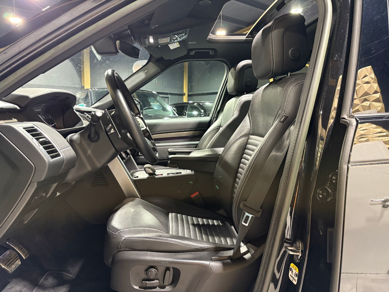 Fahrzeugabbildung Land Rover Discovery 5 R-Dynamic SE AWD/7-SITZER/360''KAM