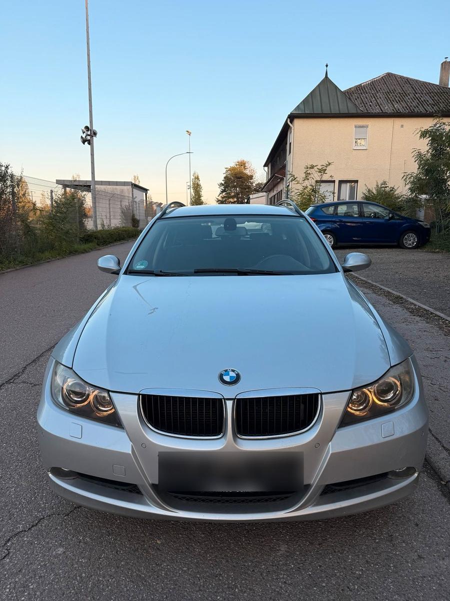 BMW 320 2005 — вигляд ззаду