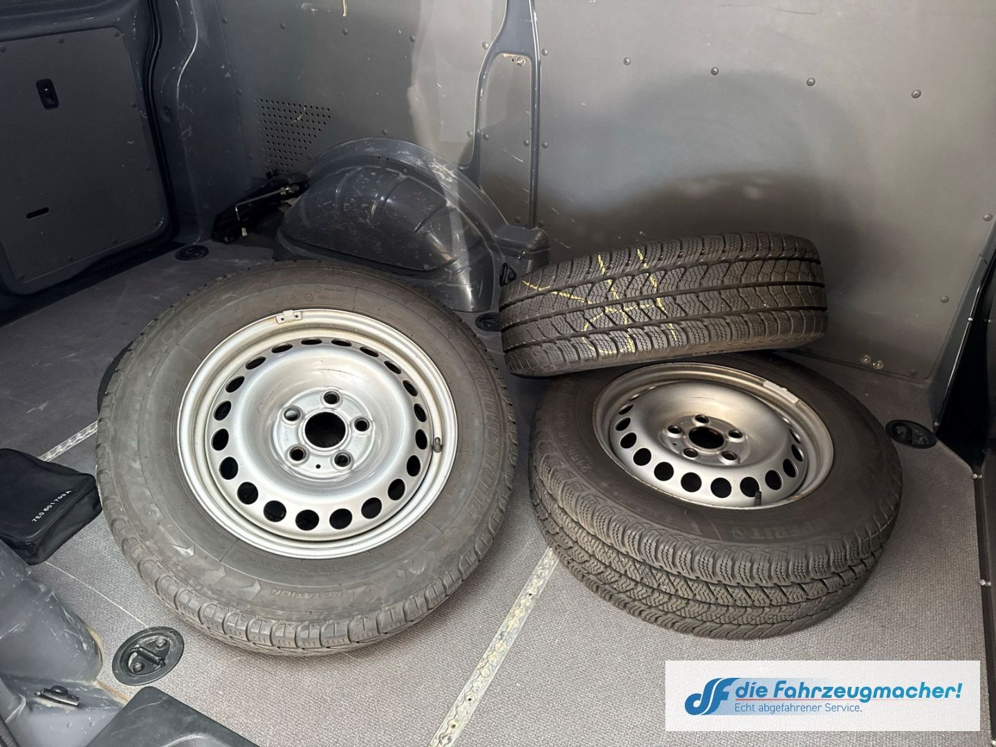 Fahrzeugabbildung Volkswagen Transporter T6.1 Kasten 4MOTION AHK DAB Induktio