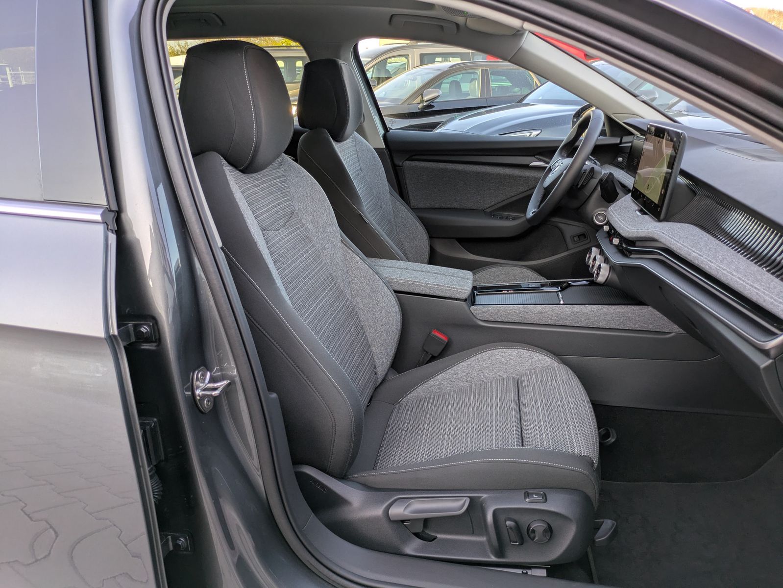 Fahrzeugabbildung SKODA Superb 2.0 TDI 4x4 Selection MATRIX*AHK*PANO*19"