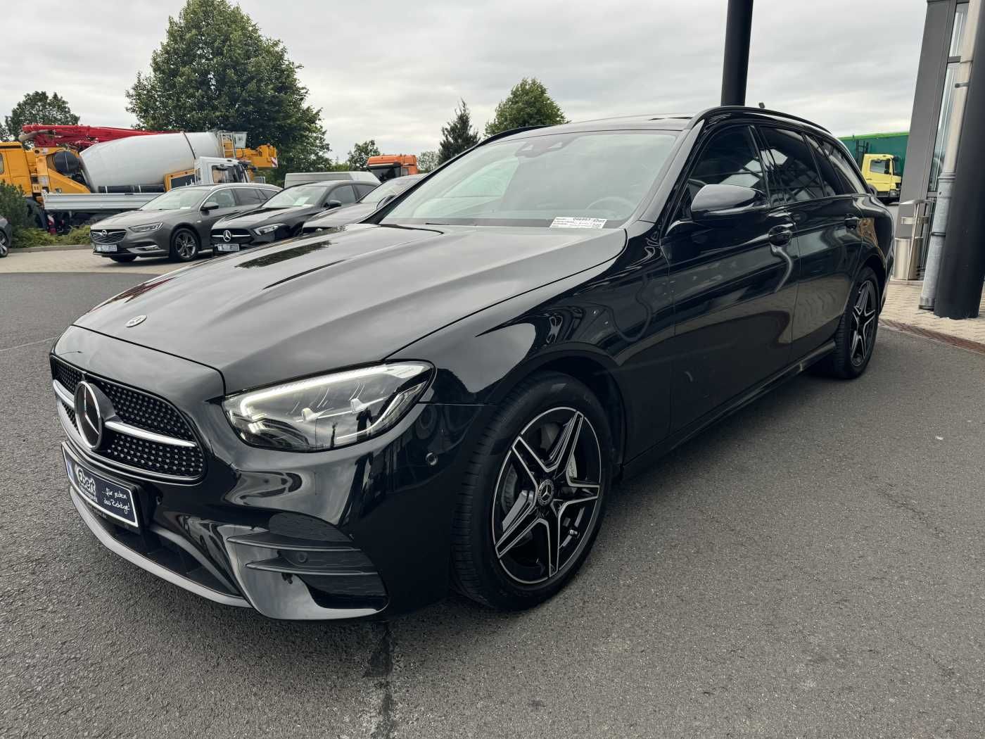 Fahrzeugabbildung Mercedes-Benz E 300de T AMG+Pano+DistrPlus+Night +AHK+360+Ambi