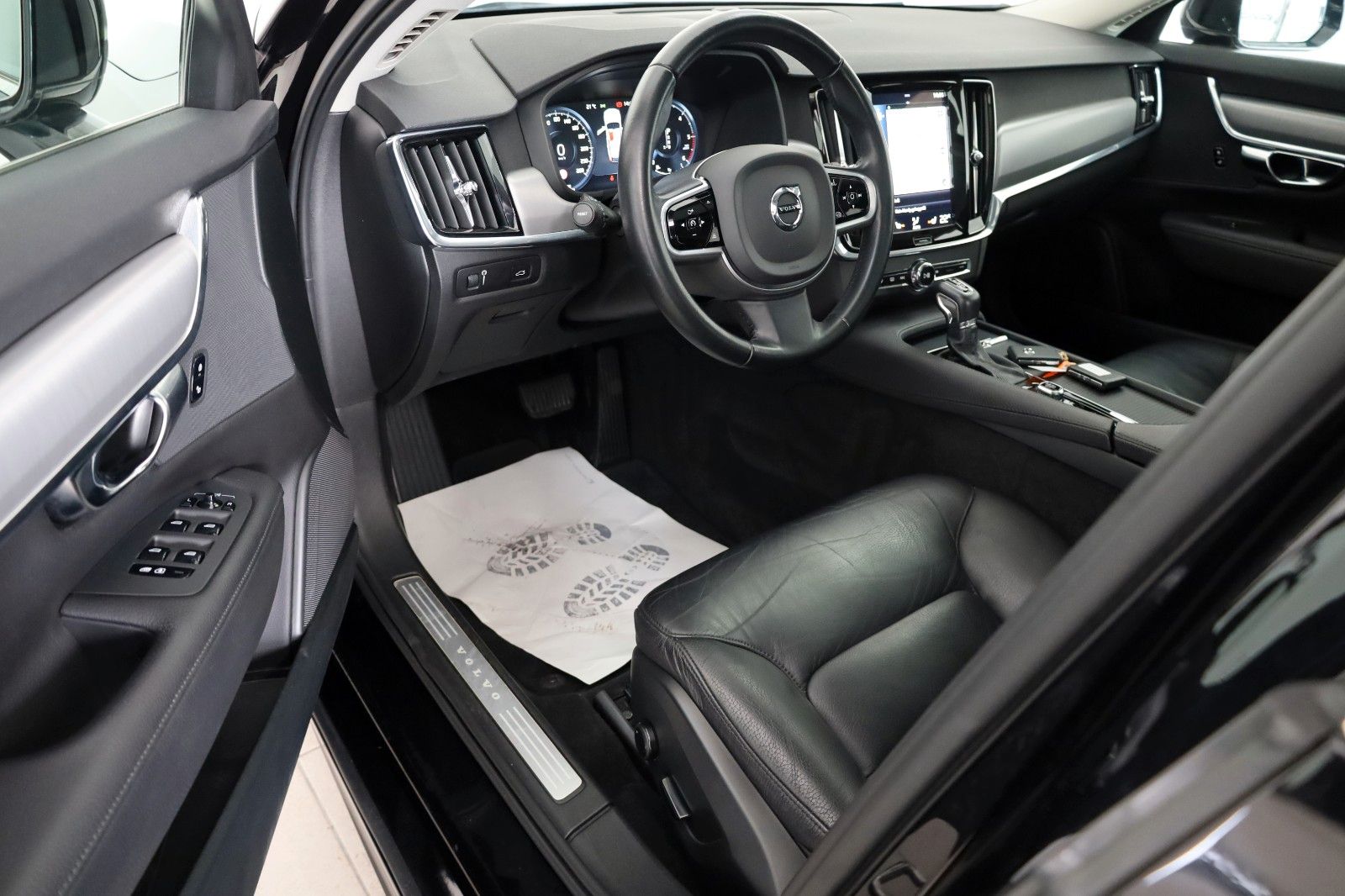 Fahrzeugabbildung Volvo V90 Momentum Pro,Leder,Navi,LED,SH,Kamera,SD,ACC