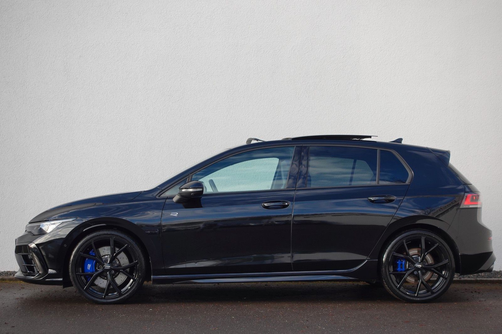 Fahrzeugabbildung Volkswagen Golf VIII R 2.0TSI 4Motion,Akrapovič,Pano,Matrix