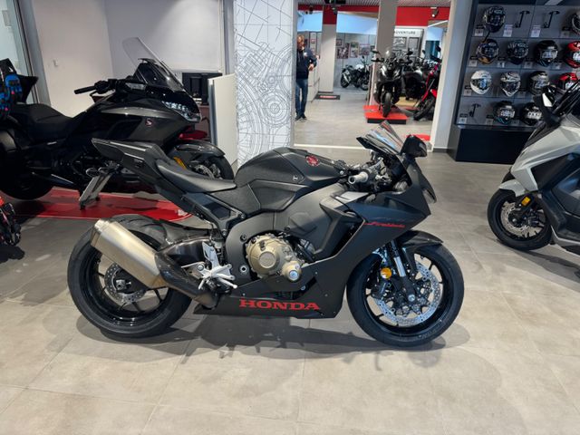 Honda CBR1000 RR mit Quickshifter *24T km Service neu*