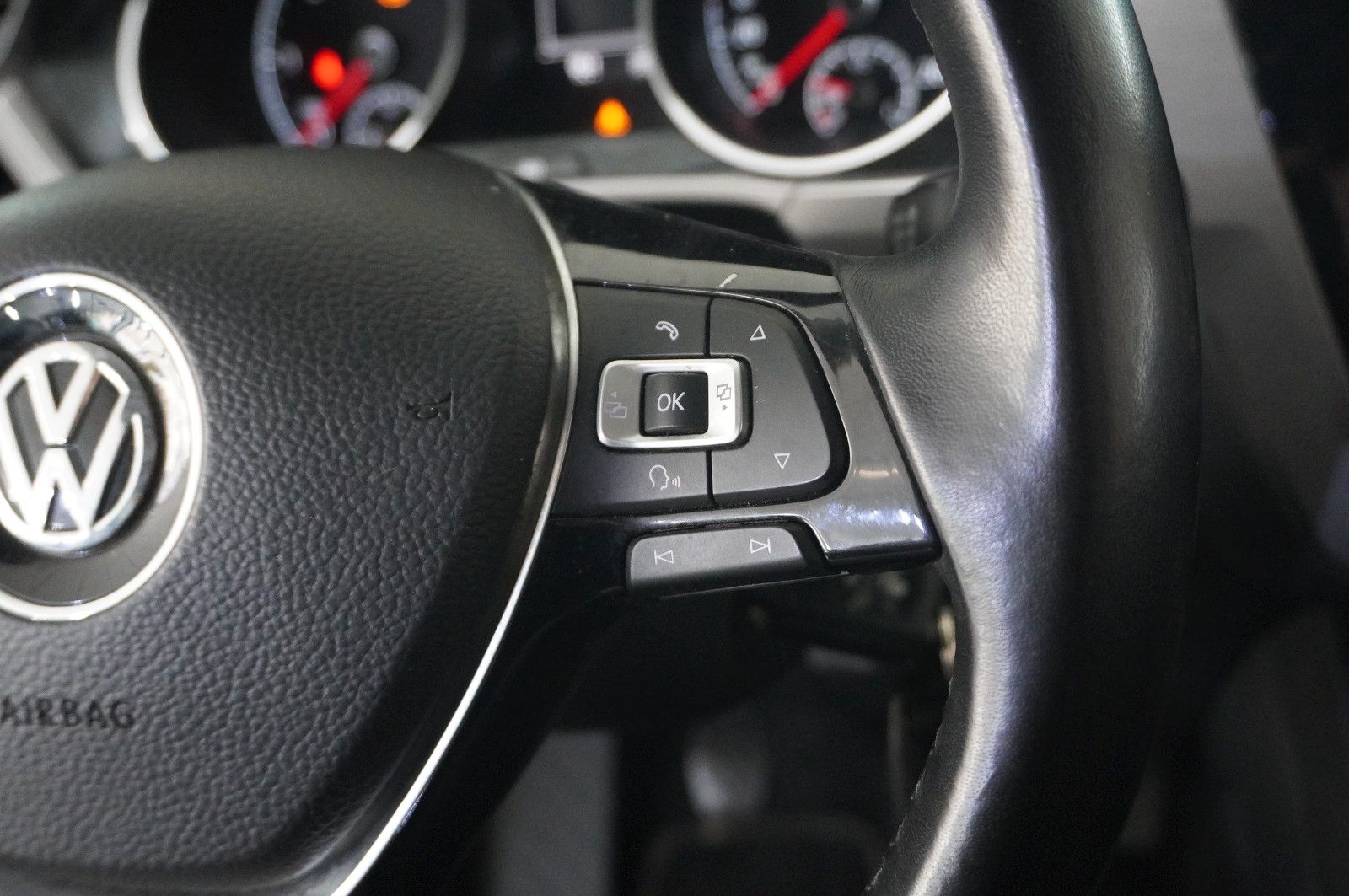 Fahrzeugabbildung Volkswagen Touran 1.6 TDI COMFORTLINE 7-SITZER ACC/SHZ/AHK