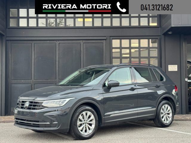 Volkswagen Tiguan - 1
