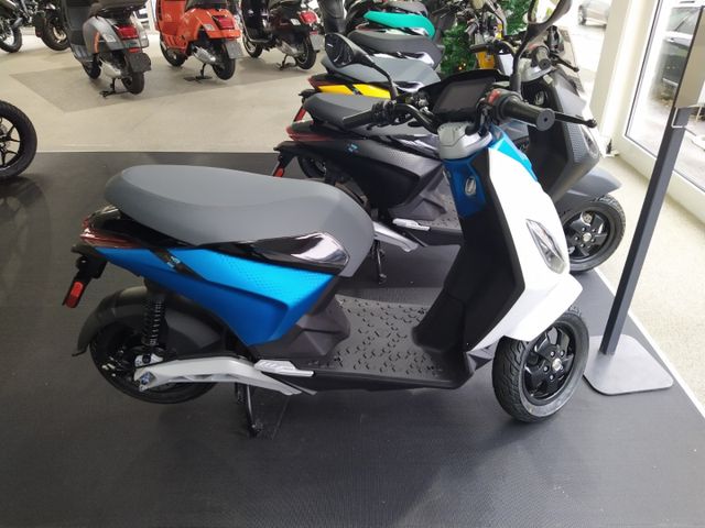 Piaggio 1+ PMP LR Whitelightblue