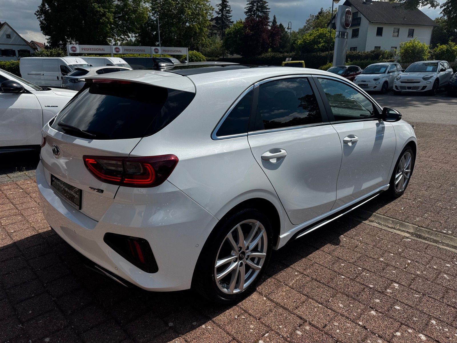 Fahrzeugabbildung Kia Ceed 1.4 GT-LINE GLASDACH NAVI KAMERA SITZHEIZUN
